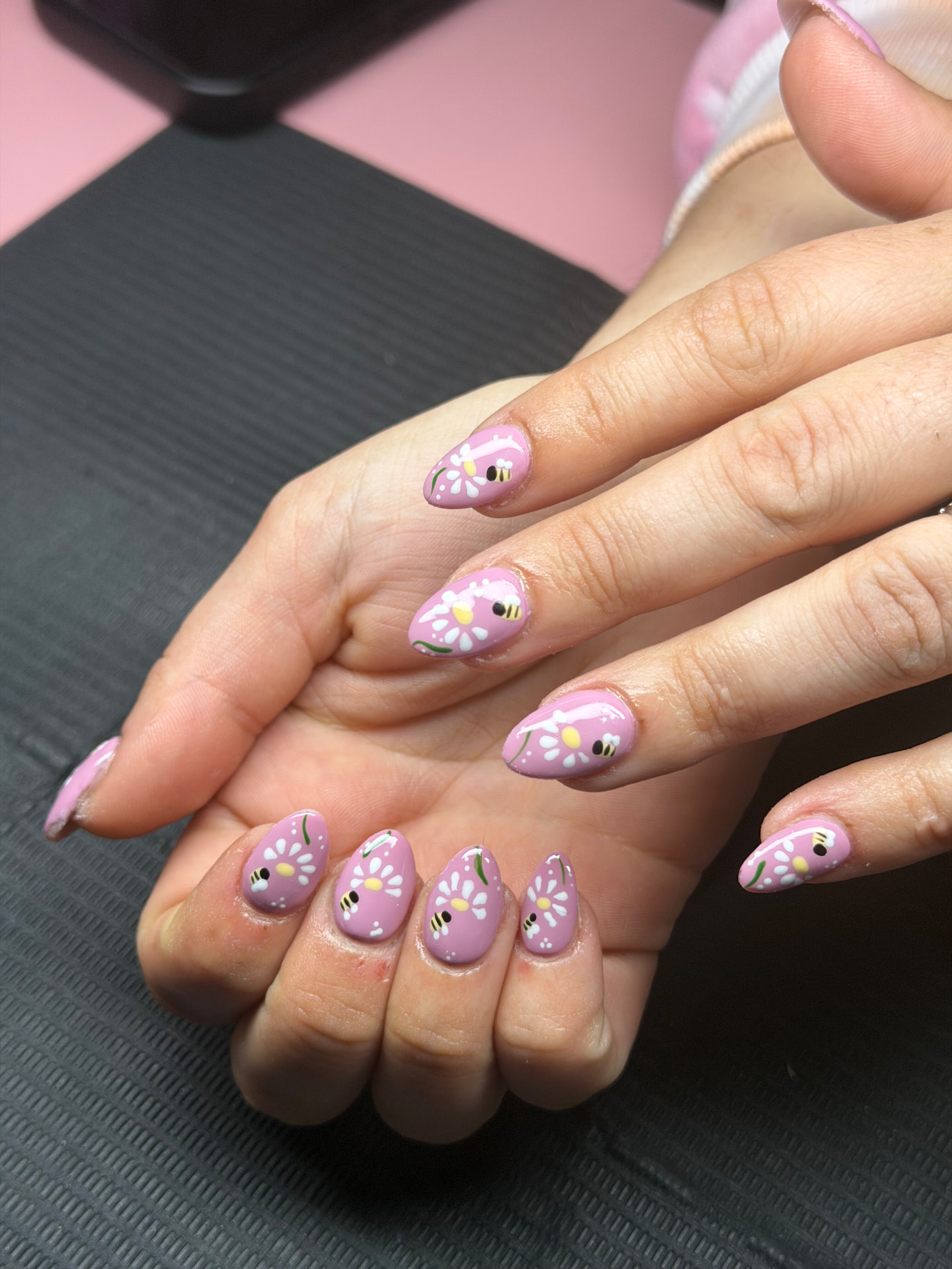 Pink daisy and bee nail art by Serin